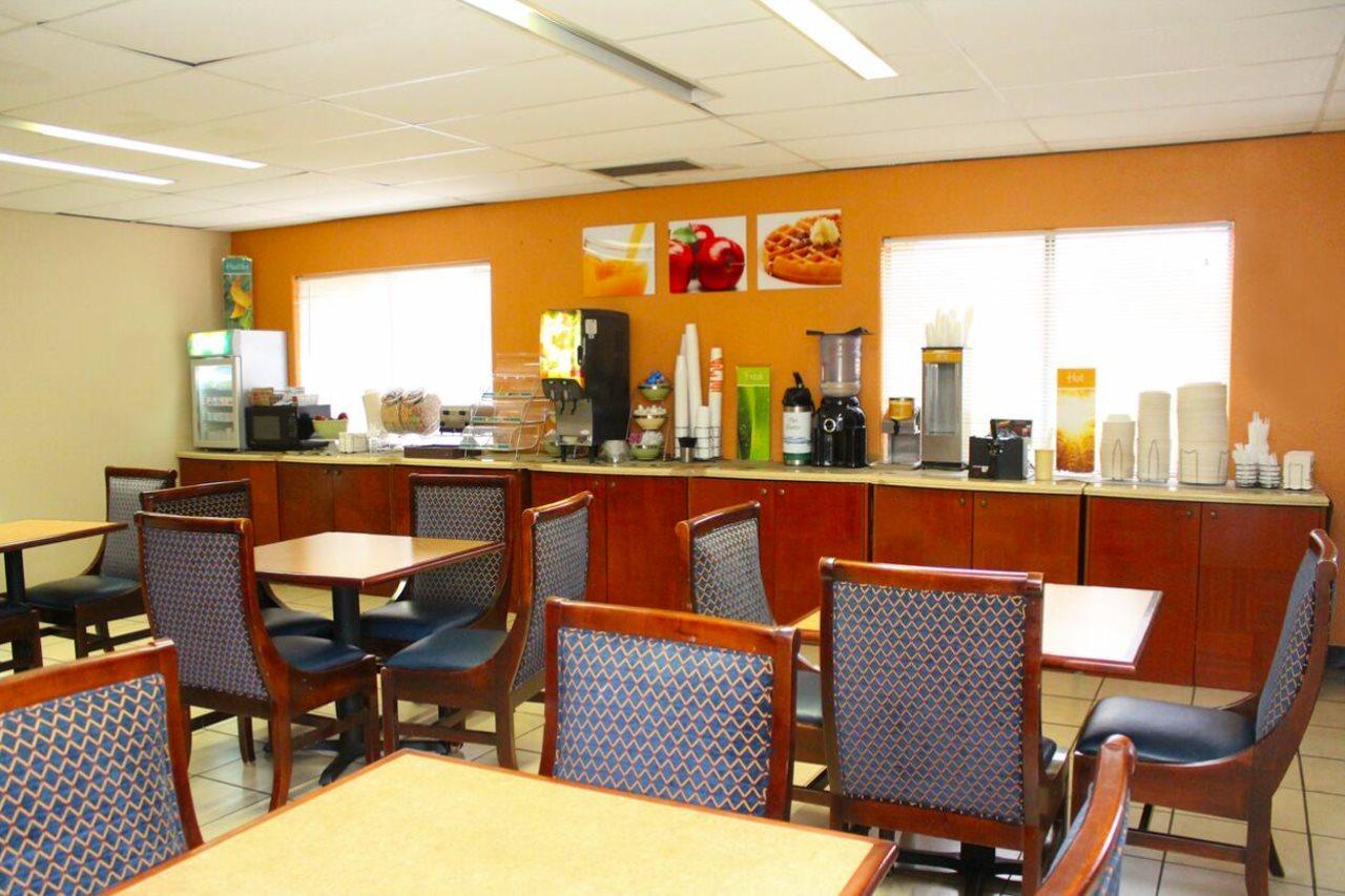 Ramada By Wyndham Tucson Airport 3*