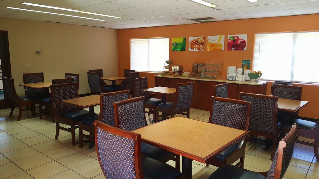 Ramada By Wyndham Tucson Airport Hotel Drexel Heights
